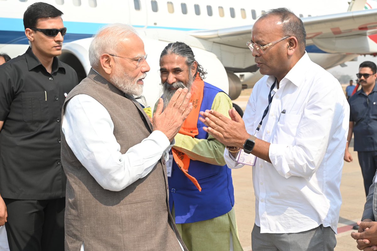 Chandrakar_Ajay's tweet photo. आज प्रधानमंत्री श्री @narendramodi जी के छत्तीसगढ़ आगमन पर स्वामी विवेकानंद एयरपोर्ट रायपुर पर उनका स्वागत एवं अभिनंदन किया। https://t.co/9BW3sGzvfV