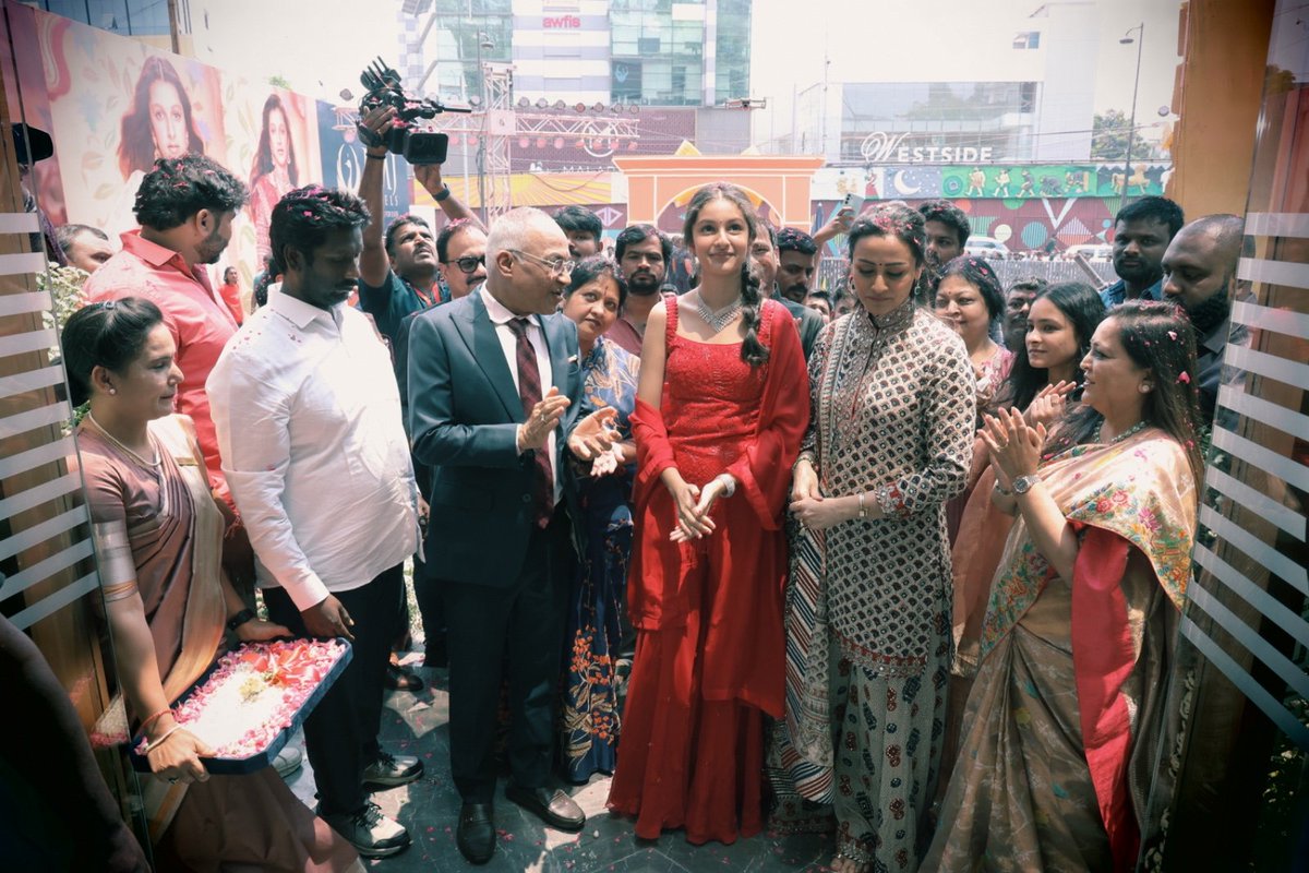 WaseemDHFM7's tweet photo. Our Sitara Papa inaugurated #PMJjewels its 40th and LARGEST store in Punjagutta, Hyderabad
A grand celebration of legacy & luxury! ๐
#PMJ40thStore #SitaraForPMJ #60YearsofLegacy #PMJPunjagutta https://t.co/wSBAUWV34V