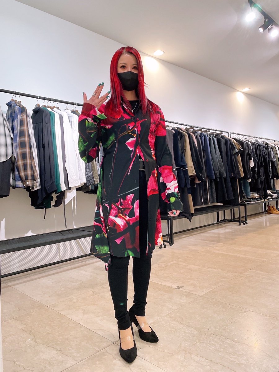 SGZ_ForeverLove's tweet image. 今日はlaid-backに予約注文していたブーゲンビリアシャーリングカフスフレアシャツを受け取りに行ってきました😊デザインも綺麗でフロントとバックの柄の違いも素敵でとっても気に入りました🖖🏻これを着てライヴに行ける日がきますよーに💕来月の受注会も楽しみ✨
#SUGIZO
#THEONENESS
#laidback 
#浜松