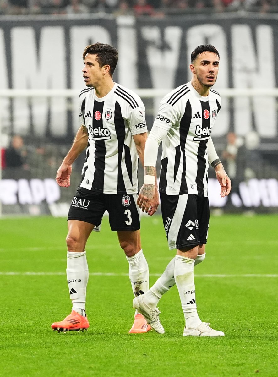 Besiktas's tweet photo. Demir gibiydiler. ⛔

Emirhan 🤝 Paulista https://t.co/R9r3FydfQe
