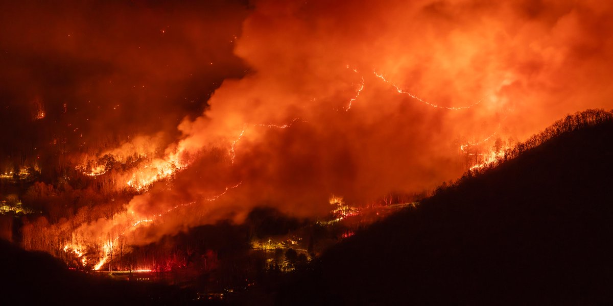 mattvanswol's tweet photo. 🚨#BREAKING: The Table Rock Fire in South Carolina has now burned over 12,000 acres and has officially crossed into Western North Carolina. 

The wildfire has become the largest mountain fire in South Carolina history. 

It is now 9% contained. https://t.co/H6hhJ02VO3