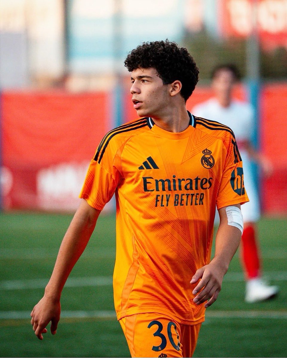 ⚪️✨ Marcelo’s son Enzo Alves has just provided a back-heel assist, 5 minutes after making his debut for Real Madrid U19…

…at 15 years old.