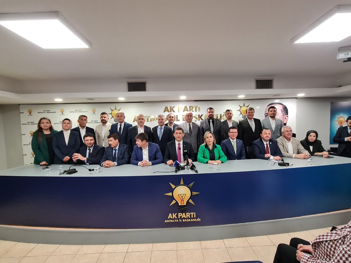 atayuslu's tweet photo. İl Başkanlığımızdayız…
Ramazan ayını en güzel şekilde değerlendiren, 19 ilçemizin her karışında, bir ay boyunca bir gönle daha girmek, bir garibin daha elinden tutmak, bir ihtiyaç sahibinin daha kapısını çalmak, bir yaralı kalbe daha
dokunmak için koşturan Teşkilatlarımıza teşekkür ederiz.
Bayramımız mübarek olsun. 
📍Antalya