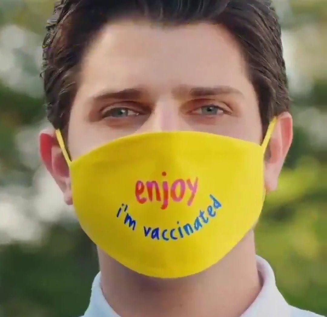 Hizmet sektörü çalışanlarına bu maskeyi taktırmak da suç muydu?