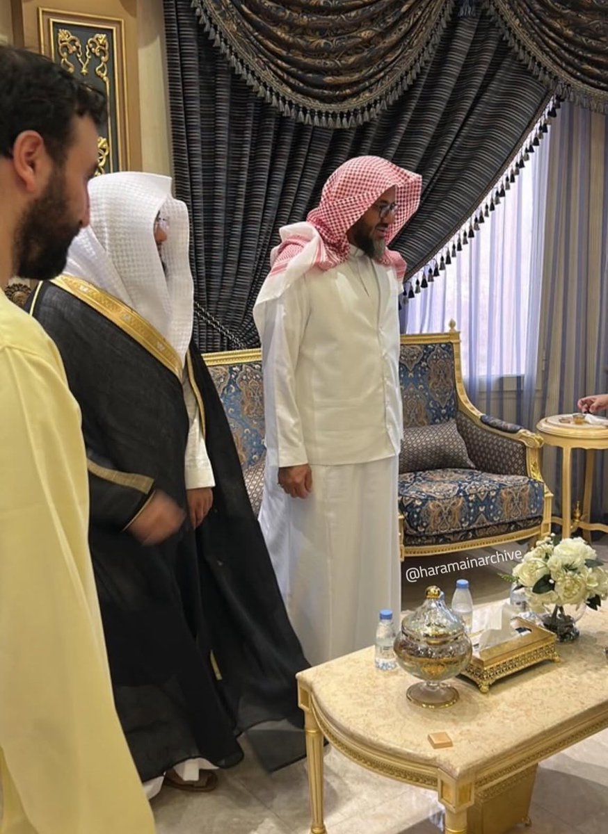 insharifain's tweet photo. Former Imam and Khateeb of Masjid Al Haram Sheikh Saud Al Shuraim pictured today in his house on the occasion of Eid Al Fitr https://t.co/Fv4fWpx5rF