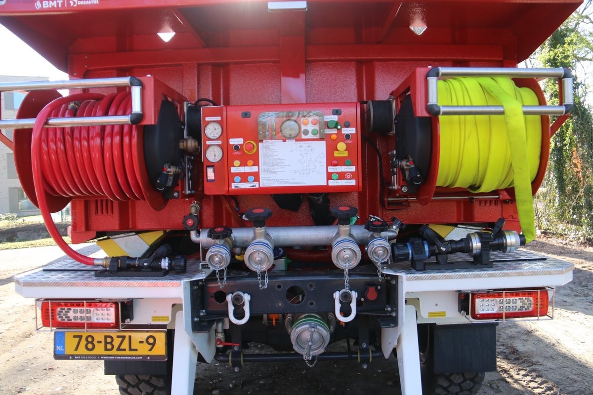 MichaelHuising's tweet photo. Sinds begin februari beschikt brandweer #Ureterp over deze door #Desautel / #BMT opgebouwde #CCFM op een Renault D14 4x4 enkel lucht.
TST-NB 02-6945 tankinhoud 3500 liter + 500 voor eigen bescherming. https://t.co/IiqsOhf1GJ