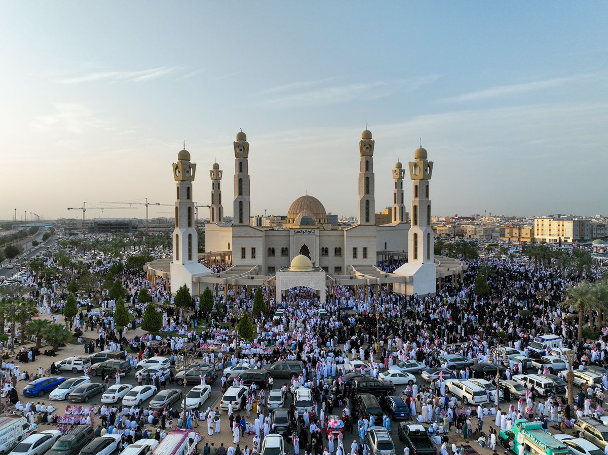 📸 #صور | جموع المصلين يؤدون صلاة #عيد_الفطر بجامع الوالدين في #تبوك 
(تصوير: نواف بن خالد)
#عكاظ 
للاطلاع على التفاصيل:👇👇

okaz.com.sa/news/local/219…