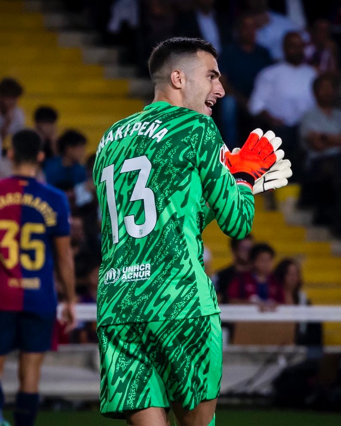 BarcaUniversal's tweet photo. ❗️Iñaki Peña doesn't have Flick's confidence and will leave this summer. Barça are considering selling him or perhaps letting him leave for free in exchange for retaining a percentage of his future rights.

— @sport https://t.co/GeszmTi0h2