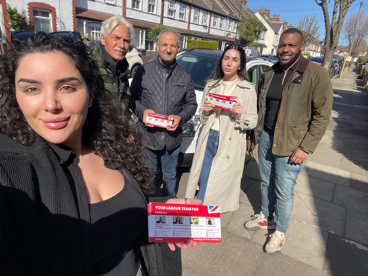 🌞👟🌹 
Out knocking on doors this sunny Sunday morning with the <a href="/enfield_labour/">Enfield Labour</a> team!