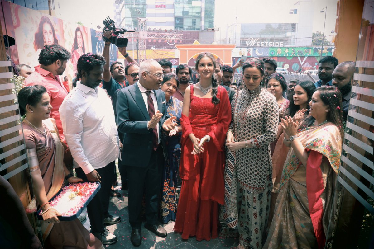 Pavan_ritchie's tweet photo. #PMJJewelsโ biggest store is now in Punjagutta! โจ Inaugurated by Princess #SitaraGhattamaneni ๐
#PMJ40thStore #SitaraForPMJ #60YearsofLegacy #PMJPunjagutta https://t.co/zbYBfqMrM9