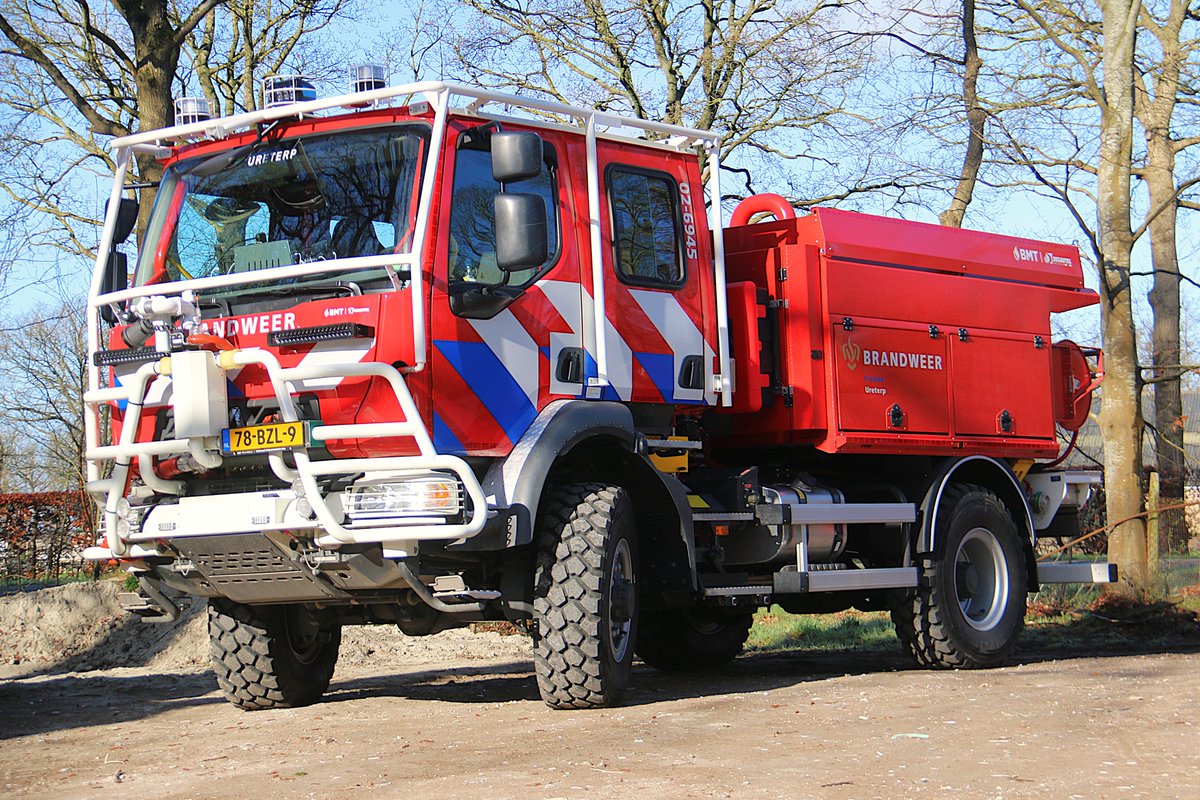 MichaelHuising's tweet photo. Sinds begin februari beschikt brandweer #Ureterp over deze door #Desautel / #BMT opgebouwde #CCFM op een Renault D14 4x4 enkel lucht.
TST-NB 02-6945 tankinhoud 3500 liter + 500 voor eigen bescherming. https://t.co/IiqsOhf1GJ