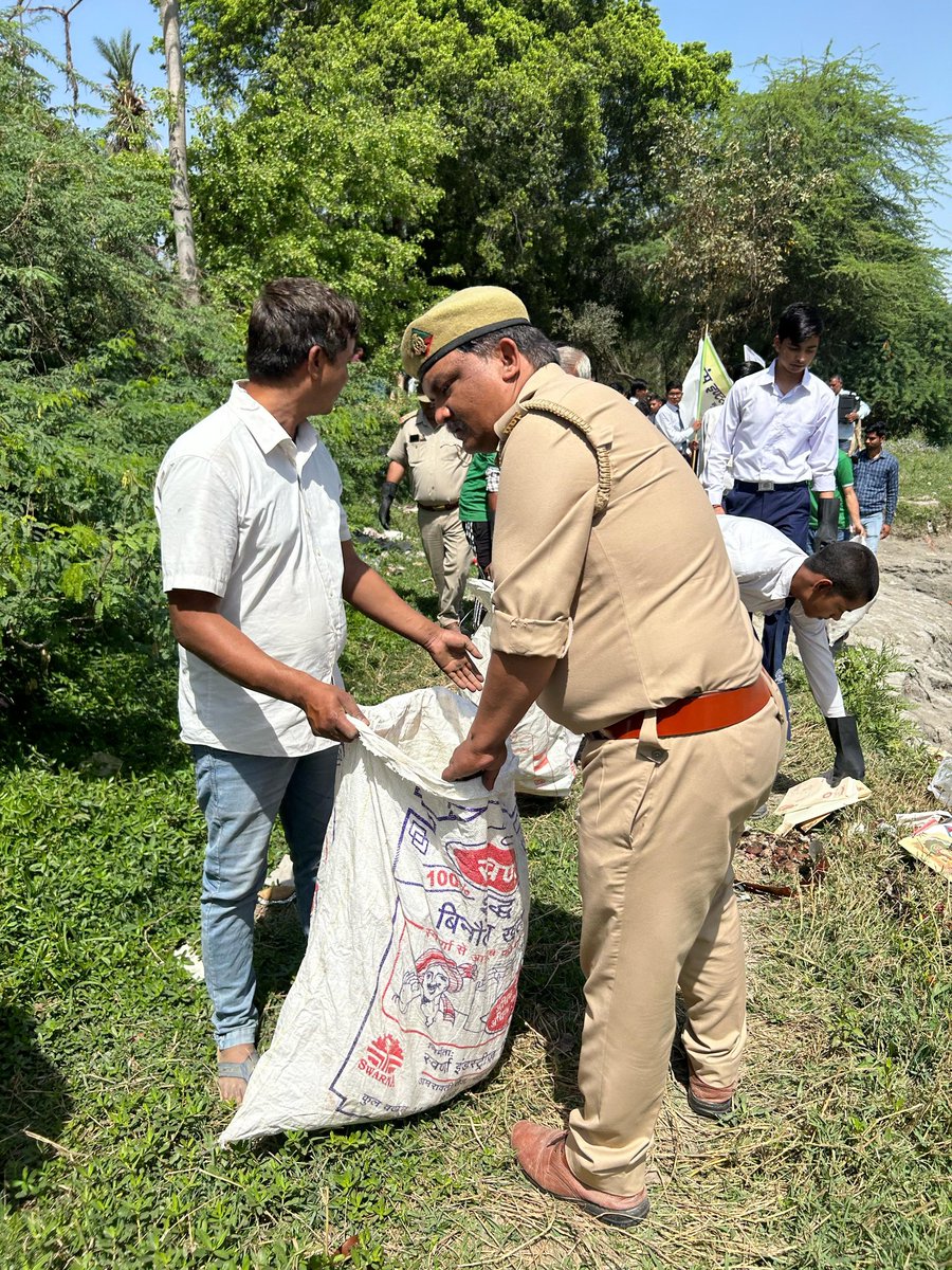 cleanganganmcg's tweet photo. गँगा स्वच्छता पखवाड़ा के तहत एनवॉयरमेंट क्लब व वन विभाग, गाजियाबाद के साथ मुरादनगर गँगानहर में वृहद स्वच्छता अभियान चलाया गया। इस अभियान में विद्यार्थियों, क्लब व वन विभाग की टीम ने श्रमदान किया तथा नदियों की स्वच्छता व उनके संरक्षण हेतु नदी स्वच्छता की शपथ ली।

#GangaSwachhtaPakhwada #CleanGanga #NamamiGange