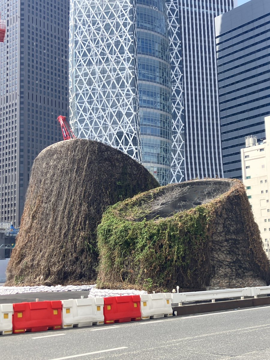 kenso1978's tweet photo. 新宿駅西口の、あの、でっかい通気口のとこ、どうせ工事で解体されるから、ほっとかれてるのか、人類絶滅後の地球みたいになっとるね https://t.co/Y5H91szV7g