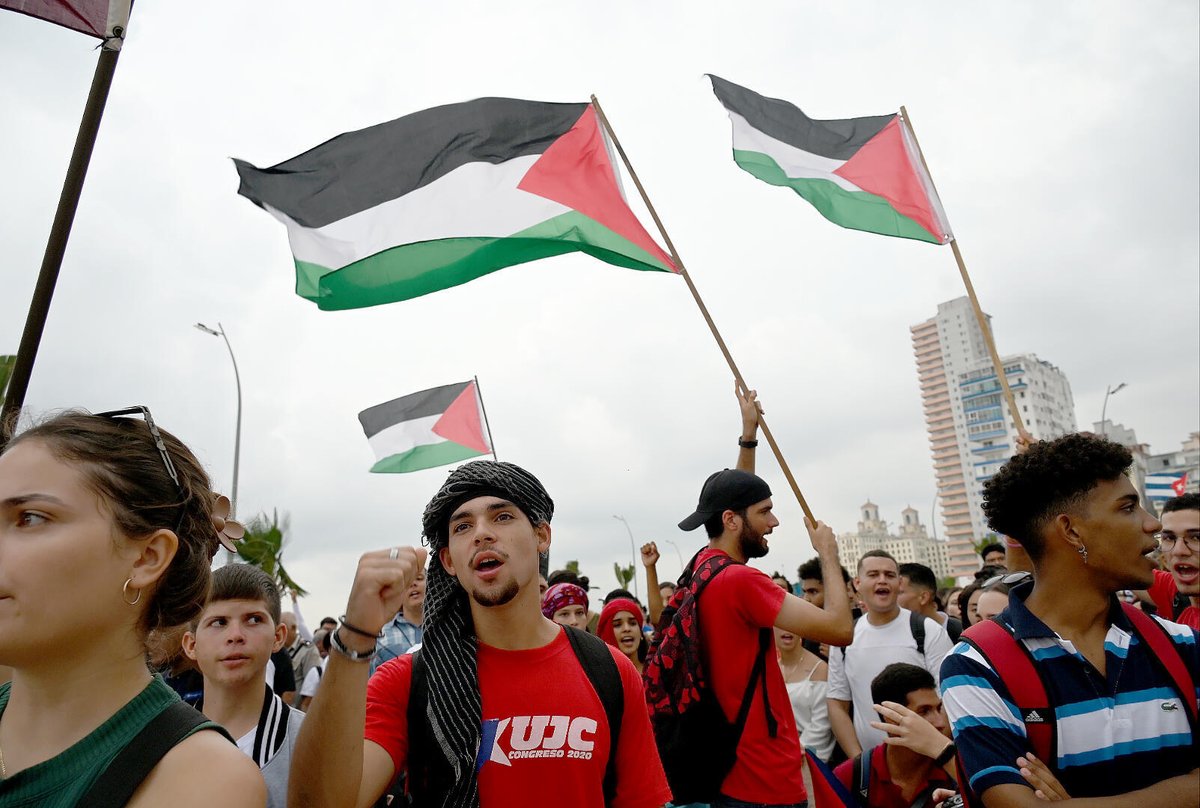 En este día sagrado, el Día de la Tierra Palestina, los jóvenes cubanos alzamos nuestras voces no solo para denunciar la injusticia, sino para jurarles que su lucha es nuestra lucha. Llevamos su dolor en el pecho y su bandera en nuestras manos. 

¡#PalestinaLibre!