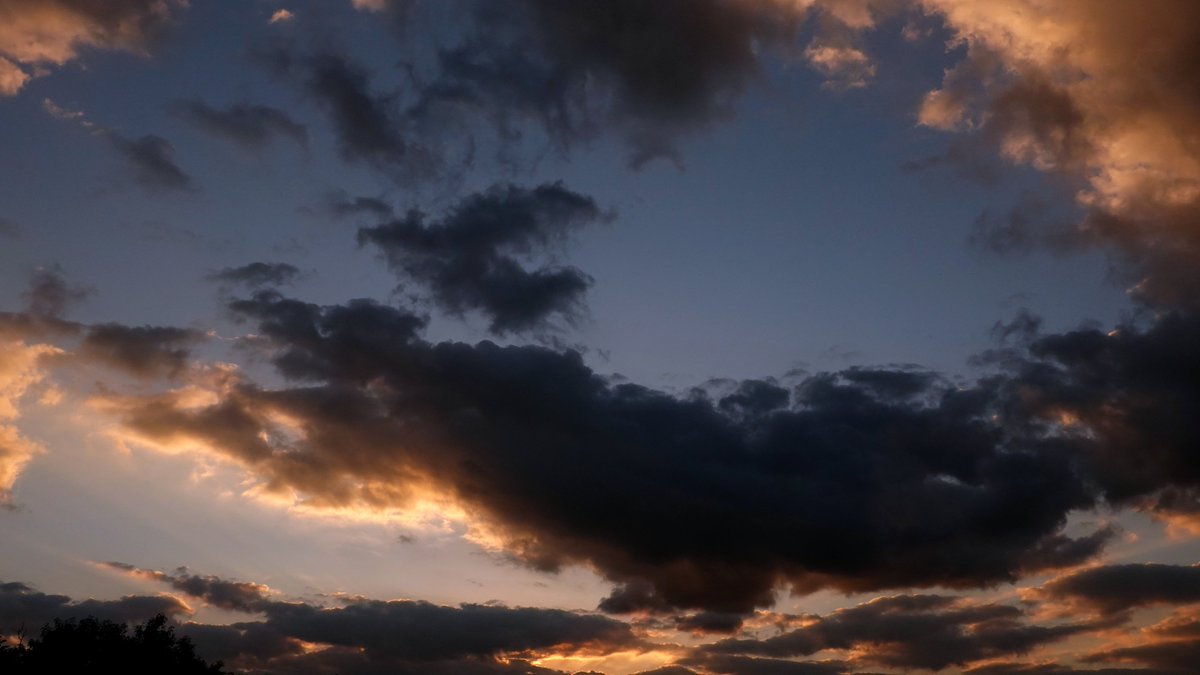 Mellows2011's tweet photo. #SpringColors
#SpringSunset
#EndOfMarch2025
🌥️🌒 https://t.co/DQlZd5xgCG