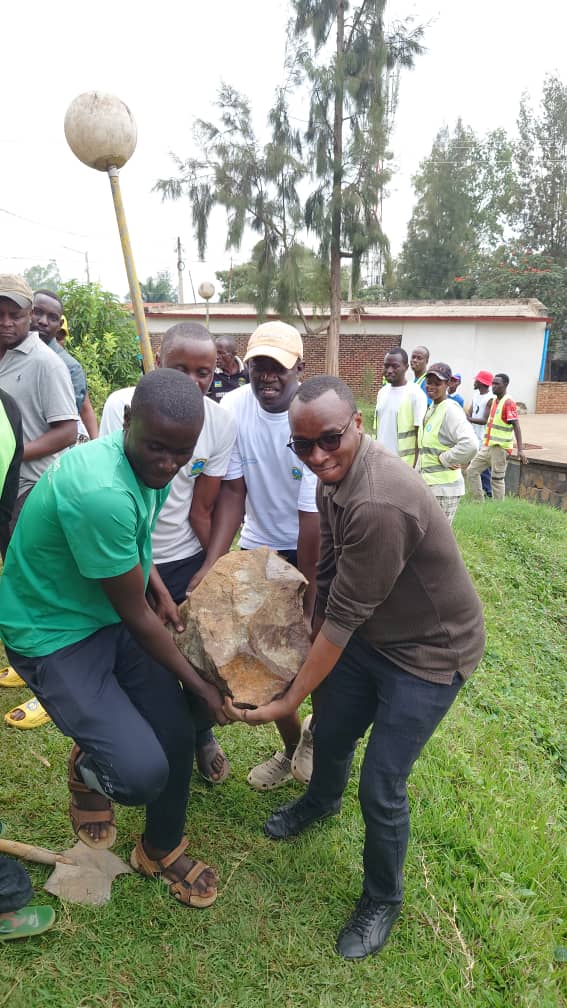 cnjkinyinya's tweet photo. Tariki ya 29/03/2025 ubwo hasozwaga ukwezi kwa Werurwe Urubyiruko rw'abakorerabushake bo muri kINYINYA Sector  mu Kagali ka Murama ,twakoze umuganda usoza uko kwezi 
@CityofKigali @Gasabo_District @RYVCP_Gasabo @GasoreTheoneste @KARANGWASewase @Muhateric https://t.co/9mFY8lHxvl