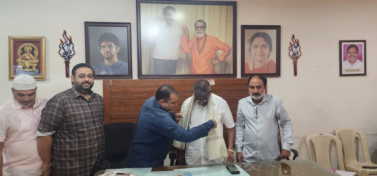 mustaq0464's tweet photo. आज गुढीपाडव्यानिमित्त मुंबई काँग्रेसच्या सोशल मीडिया पदाधिकाऱ्यांनी जोगेश्वरी पूर्व विधानसभेचे उद्धव ठाकरे गटाचे आमदार श्री अनंत (बाळा) नर यांची जोगेश्वरीच्या स्थानिक समस्यांबाबत भेट घेऊन त्यांना #GudiPadwa2025 व #Ramadan2025 शुभेच्छा दिल्या.
#BalaNar
#JogeshwariEast
#Mumbai https://t.co/j7ApUjZPu3