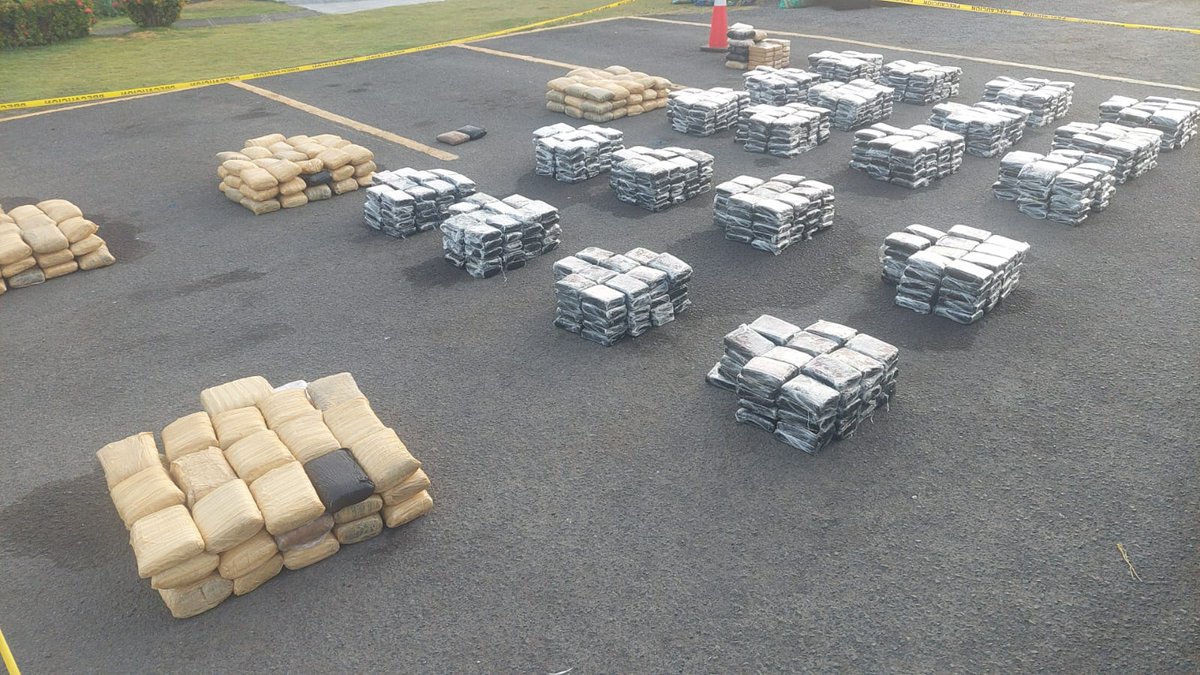 🚨#Decomiso| Al sureste de Punta Mala, la Fiscalía de Drogas de Los Santos con unidades del @SENANPanama aprehendieron a 4 personas a quienes se les decomisó 1,237 paquetes con presunta sustancia ilícita, ubicados en una embarcación.