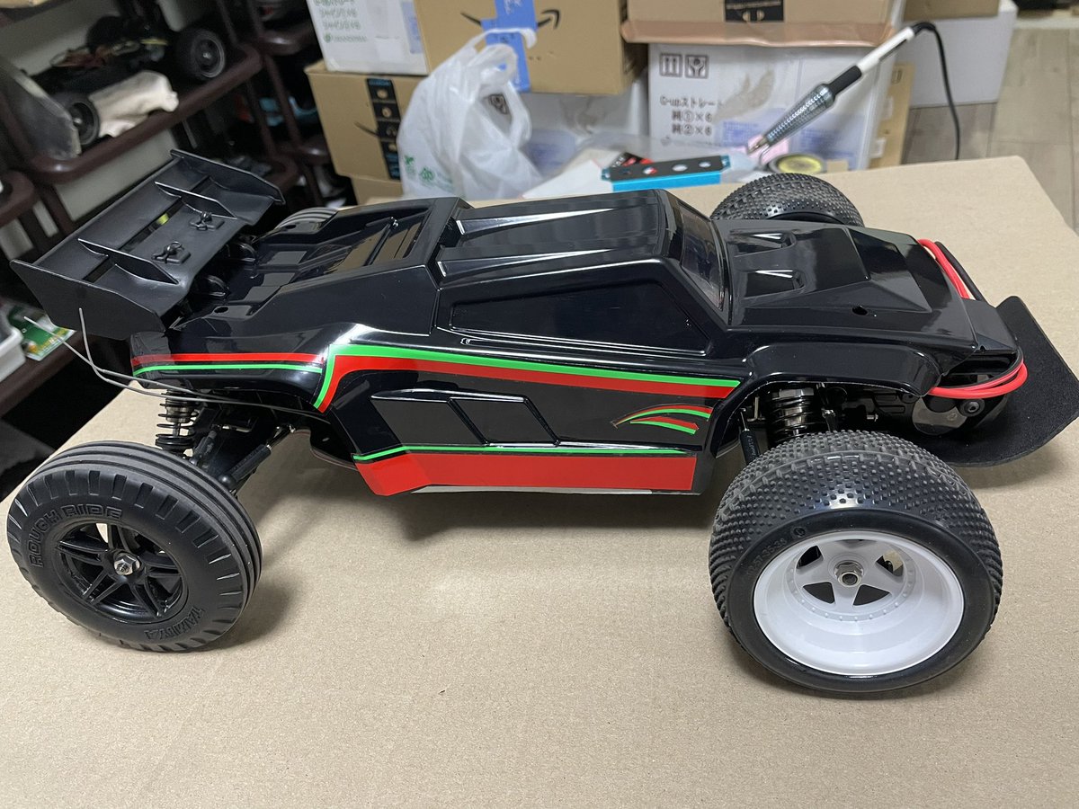 soraripipijiji's tweet photo. tl01改FF&4WSのボディに何の車種かわからん余りのステッカーでデコレーションする。
あんまり貼るとメンドイんでこのくらいで。
早く、走らせたい…
#tl01
#FFバギー
#4WS
#自作RC https://t.co/Gph9wKejfe