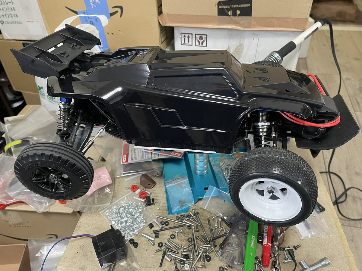 soraripipijiji's tweet photo. tl01改FF&4WSのボディに何の車種かわからん余りのステッカーでデコレーションする。
あんまり貼るとメンドイんでこのくらいで。
早く、走らせたい…
#tl01
#FFバギー
#4WS
#自作RC https://t.co/Gph9wKejfe