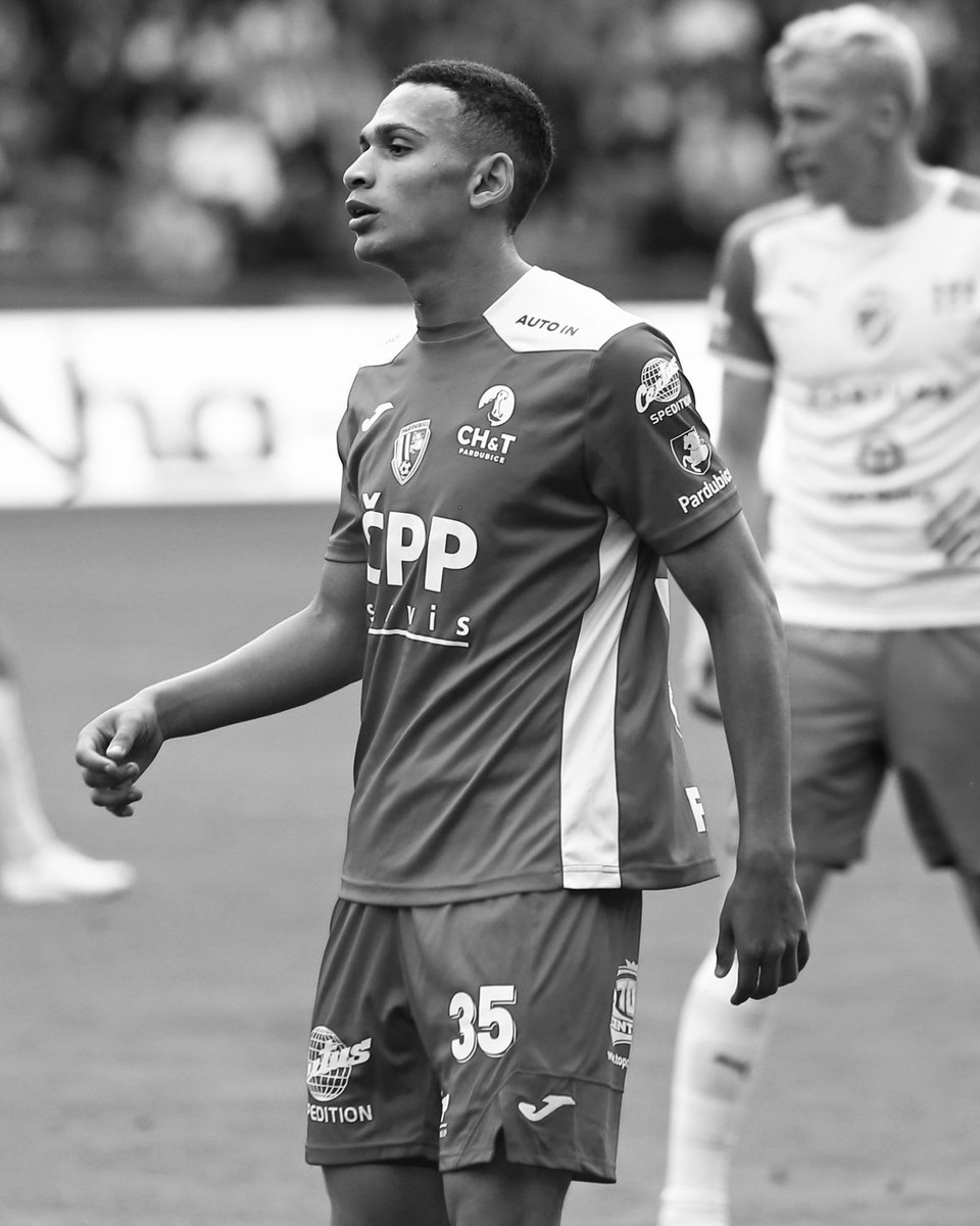 FK_Pardubice's tweet photo. S velkou lítostí musíme oznámit velice smutnou zprávu, týkající se jednoho z hráčů FK Pardubice. Brazilský fotbalista Leandro Lima náhle zemřel. 

Tato událost n��s silně zasáhla, je nám to velmi líto, myslíme na jeho blízké a vyjadřujeme jim upřímnou soustrast. https://t.co/aDHeCIPtgE