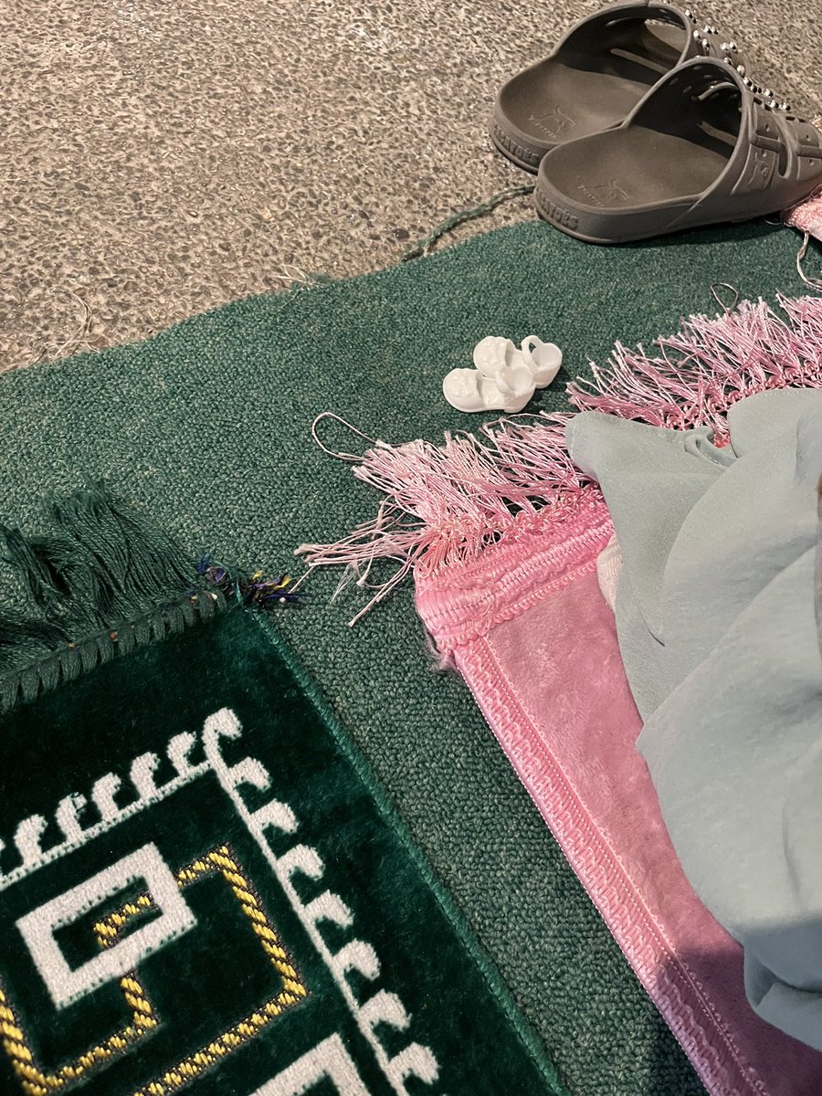 The little girl praying next to me this Eid even removed her doll’s shoes 🩷🫠