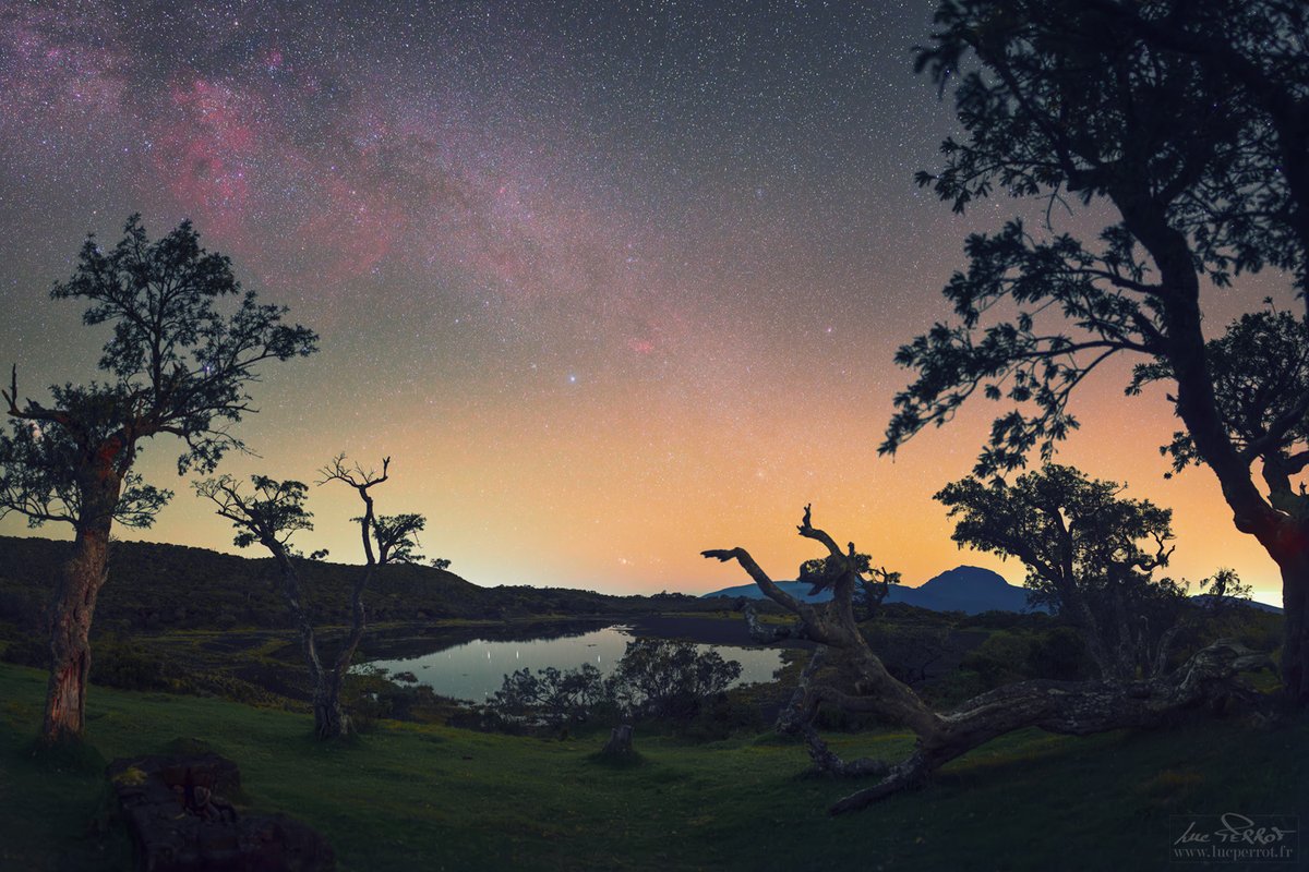 Les couleurs de la nuit.

Le ciel nocturne, vous l'imaginez noir sans trop de nuances. En réalité, l'orange lié à la pollution lumineuse, le rose de l'hydrogène ionisé émis par les nébuleuses ou bien le vert de l'airglow... tout cela se mélange dans un dégradé de couleurs.