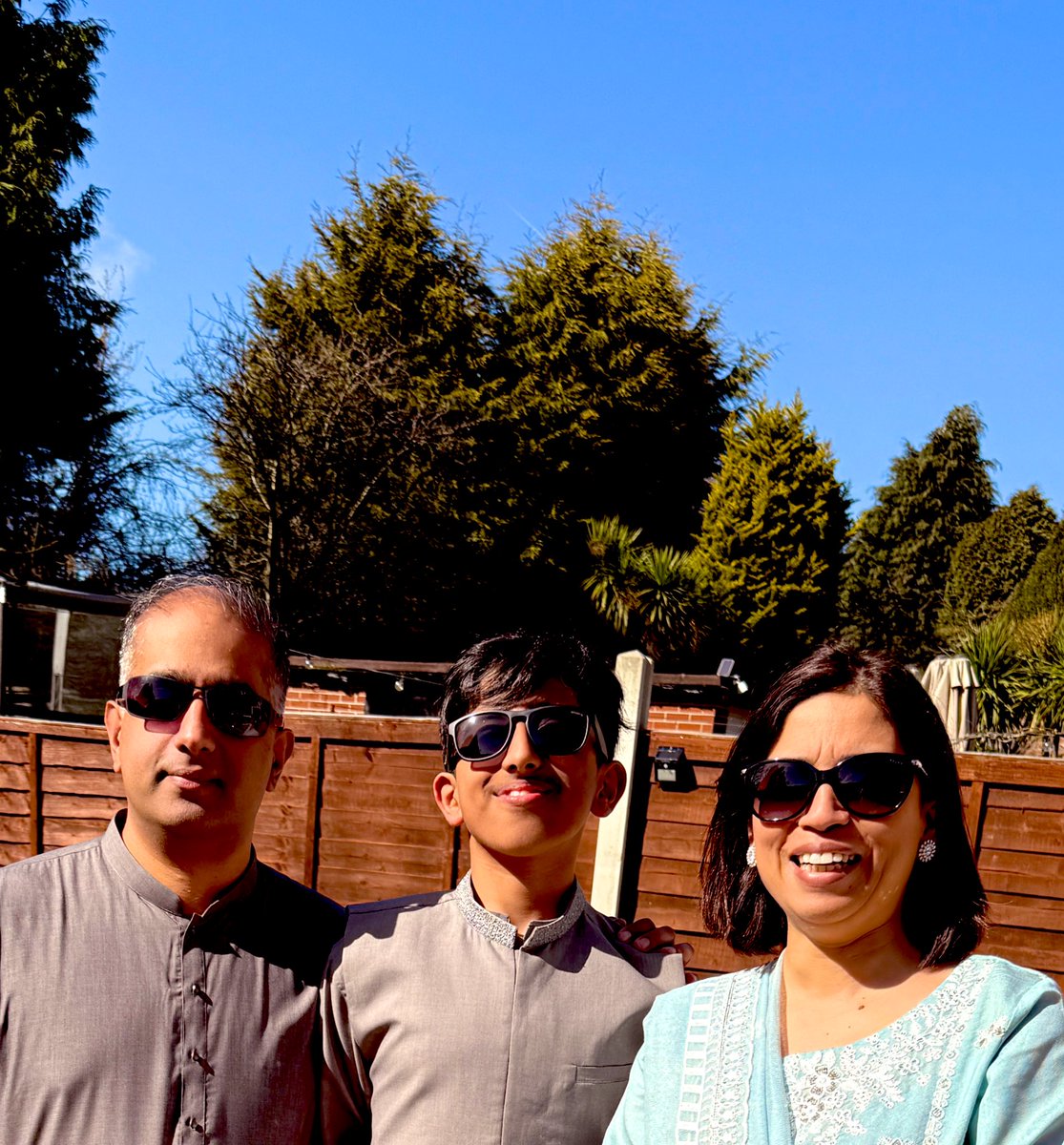 Dipping in to this place to wish you &amp; yours Eid Mubarak from me &amp; mine! May the almighty accept and reward our efforts over the past month. May he also bring ease to those of our brothers and sisters suffering hardship anywhere in the world (ameen)
🤲🏽🇵🇸 🇵🇰 🇸🇩 🇾🇪 🇸🇾 🤲🏽