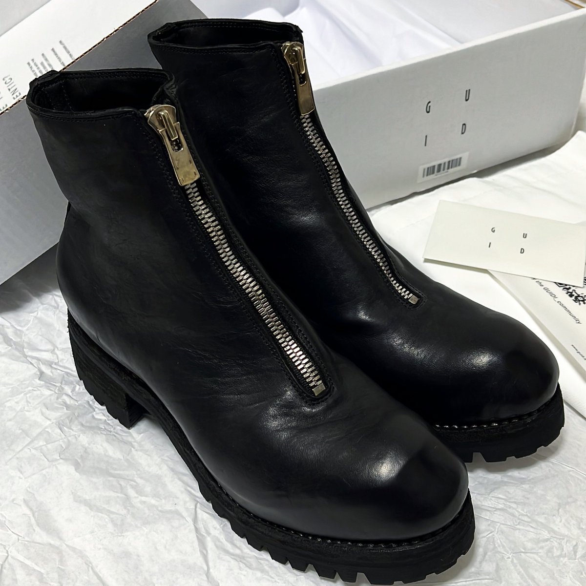 GUIDI PL1V
粗野な雰囲気に対してグッとシャープなシルエットに存在感のあるフロントジップ、ハンマーで打たれたトゥ。
ワンピースレザーにタンブラーダイ。
GUIDIの為のvibramソール。
これがGUIDI…すごい…。
履きこむほどにかっこよくなるGUIDI、ここから物語がはじまると思うとワクワクします。