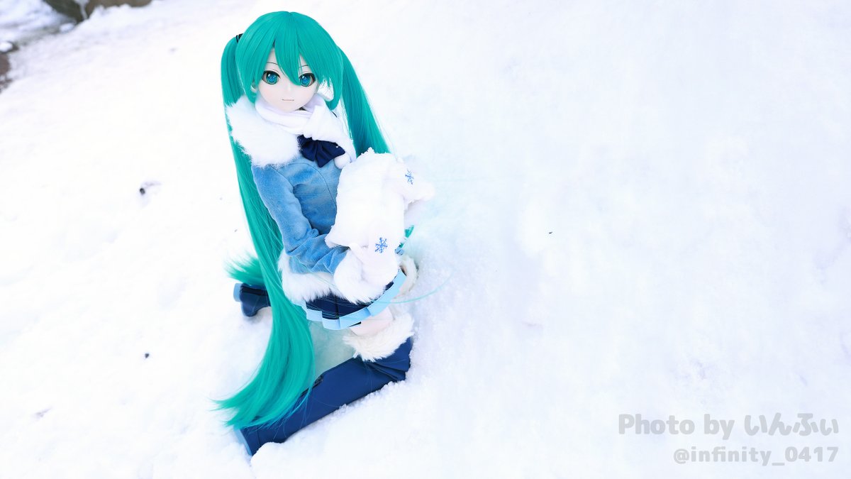 infinity_0417's tweet photo. ミクさん｢ねぇ、マスター？この⛄雪だるまさんのこと助けてあげられない？｣

ミクさんは優しいね。でも、それは難しいから、雪に還してあげよう。( ˘ω˘ )

#うちのこかわいい #SNOWMIKU2012 https://t.co/f1pzFEfNsI