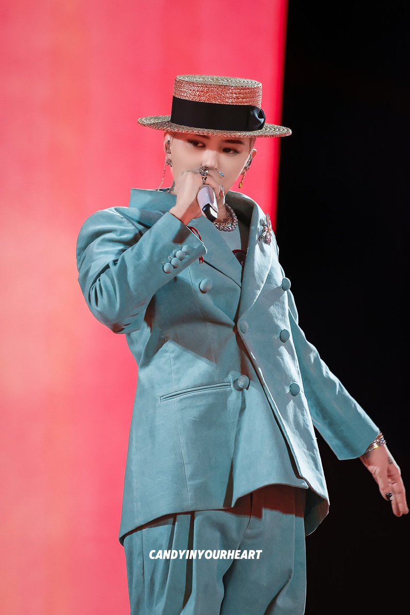 candyinuheart's tweet photo. “난 멋 부리네, 난리 부르스” 
#지드래곤 #GDRAGON #권지용
#GD #Übermensch #위버맨쉬 https://t.co/AQpymWEGla