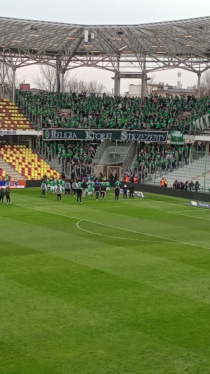 B_Jedrzejczak's tweet photo. Mecz taki, który zakładałem🔥
Była walka, determinacja i po prostu świetne widowisko do oglądania. @Radomiak_Radom znów ogrywa sąsiada, a Twierdza Kielce upada po pierwszej wiosennej porażce Korony. Szczerze? Po tym co mówił ostatnio Trojak było to do przewidzenia😜
#KORR💚🙌👌 https://t.co/LFpS5uMlLV