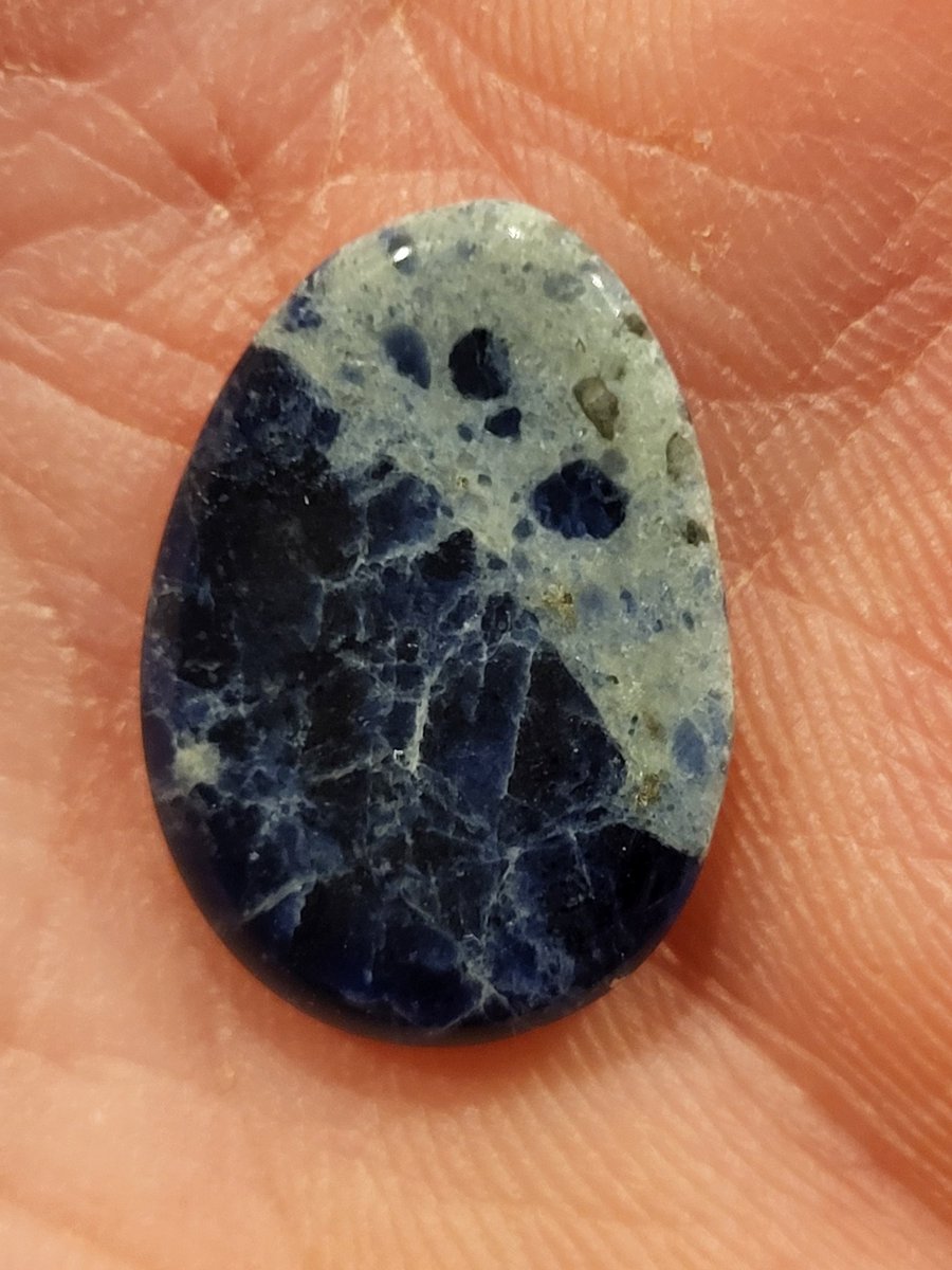 NextLevel_Rocks's tweet photo. Sunset sodalite pendent. 

#sodalite #agate #slabs #necklace #fun #beautiful #beauty #blue #silver #qaurtz #art https://t.co/AMOCKsiEKF
