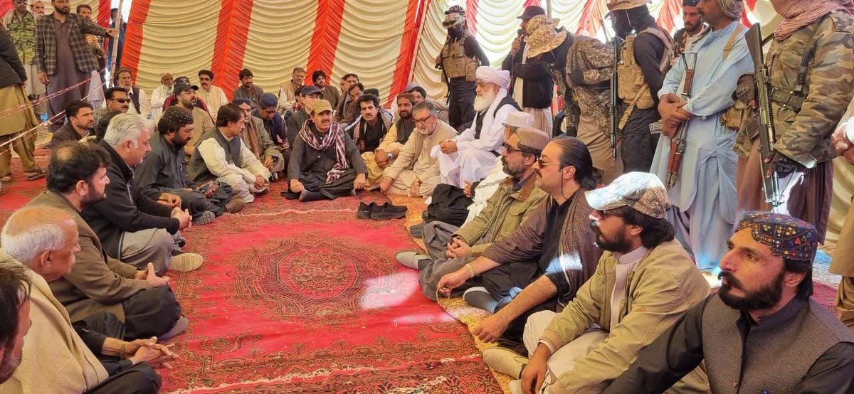 جے یو آئی بلوچستان کے امیر حضرت مولانا عبدالواسع صاحب مستونگ دھرنے سے خطاب کررہے ہیں ، 
حالیہ بحرانی کیفیت میں جے یو آئی اپنا ذمہ دارانہ کردار ادا کررہی ہے ، حکومت میں دانشمندی ہو تو وہ ملکی سطح سے لے کر بلوچستان تک کے معاملات کو بہتر کرنے کےلیے مولانا فضل الرحمن مدظلھم کی سیاسی