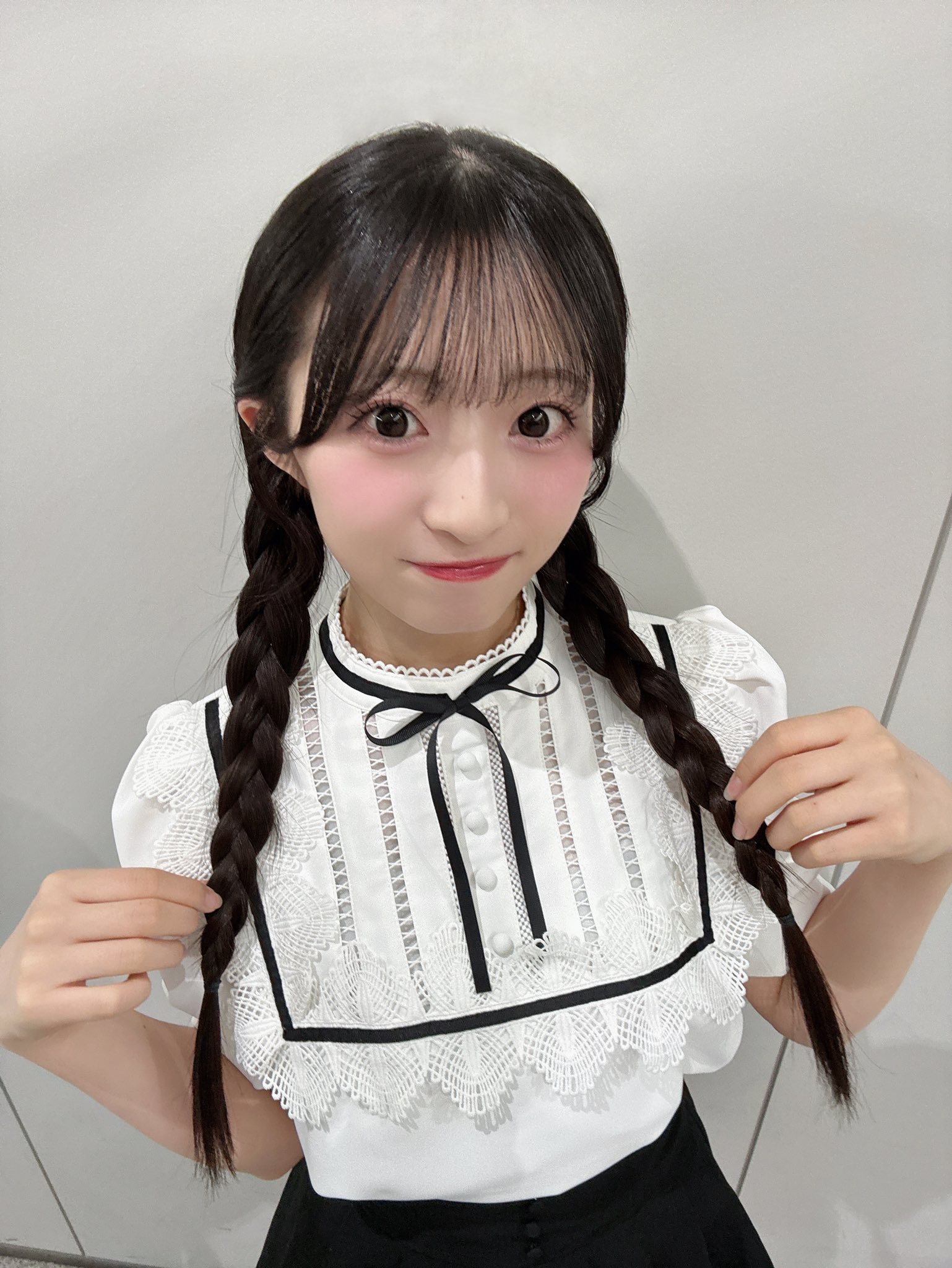 AKB48　秋山由奈　2ショット写真会場限定 お守り　おまもり爆レス祈願ver. Amazon.co.jp: AKB48 秋山由奈 netshop限定個別生写真 パリ.06