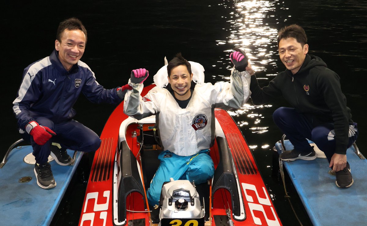 daily_boatrace's tweet photo. ＃ボートレース若松　#SGボートレースクラシック 
優勝戦１２Ｒは１号艇の佐藤隆太郎がイン速攻で快勝。ＳＧを初優出で初優勝の偉業でボートレースクラシックを制しました。
＃佐藤隆太郎　＃ＳＧ初優勝　＃優勝おめでとう https://t.co/dCnjNjJSMo