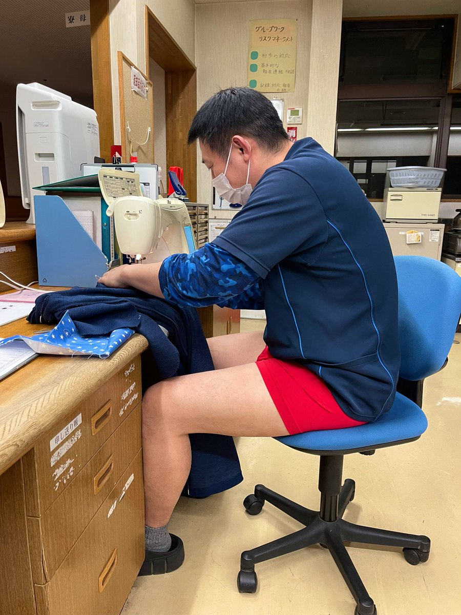 夜勤中、ズボンの股の部分が破れてしまったのでミシンを使って修復中🧵

いつもの先輩がスマホで撮影📱✨

上手に修復できました😚🩵
この後の夜勤も頑張ります💪