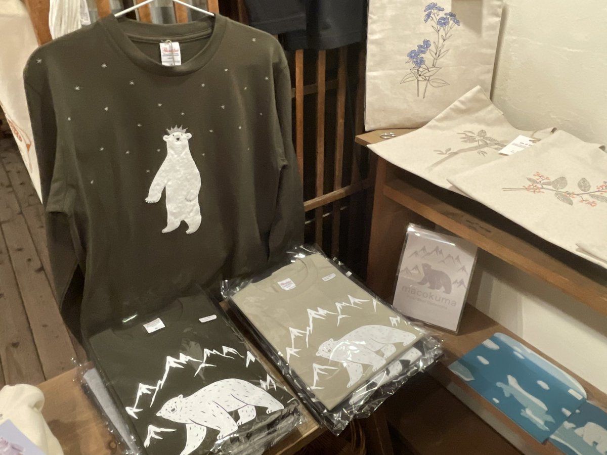 hinata_tani6's tweet photo. 今日はしろもふさんのポストカードが追加されました。
macokumaさんのTシャツもこれからの季節活躍しそうですねー🐻‍❄️
3人展開催は1日18時までです☘️
＃3人展  #threeleafclover https://t.co/aM7ZrvZbju