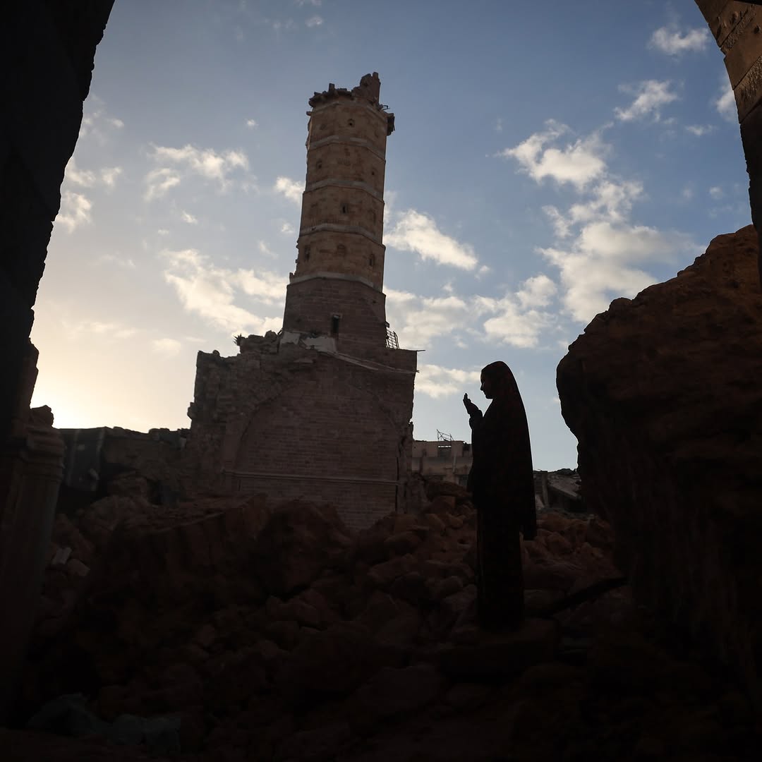thaqafatalhind's tweet image. Photos by Majdi Fathi of today&apos;s Eid prayer in the remnants of the Gaza&apos;s Omari Mosque.