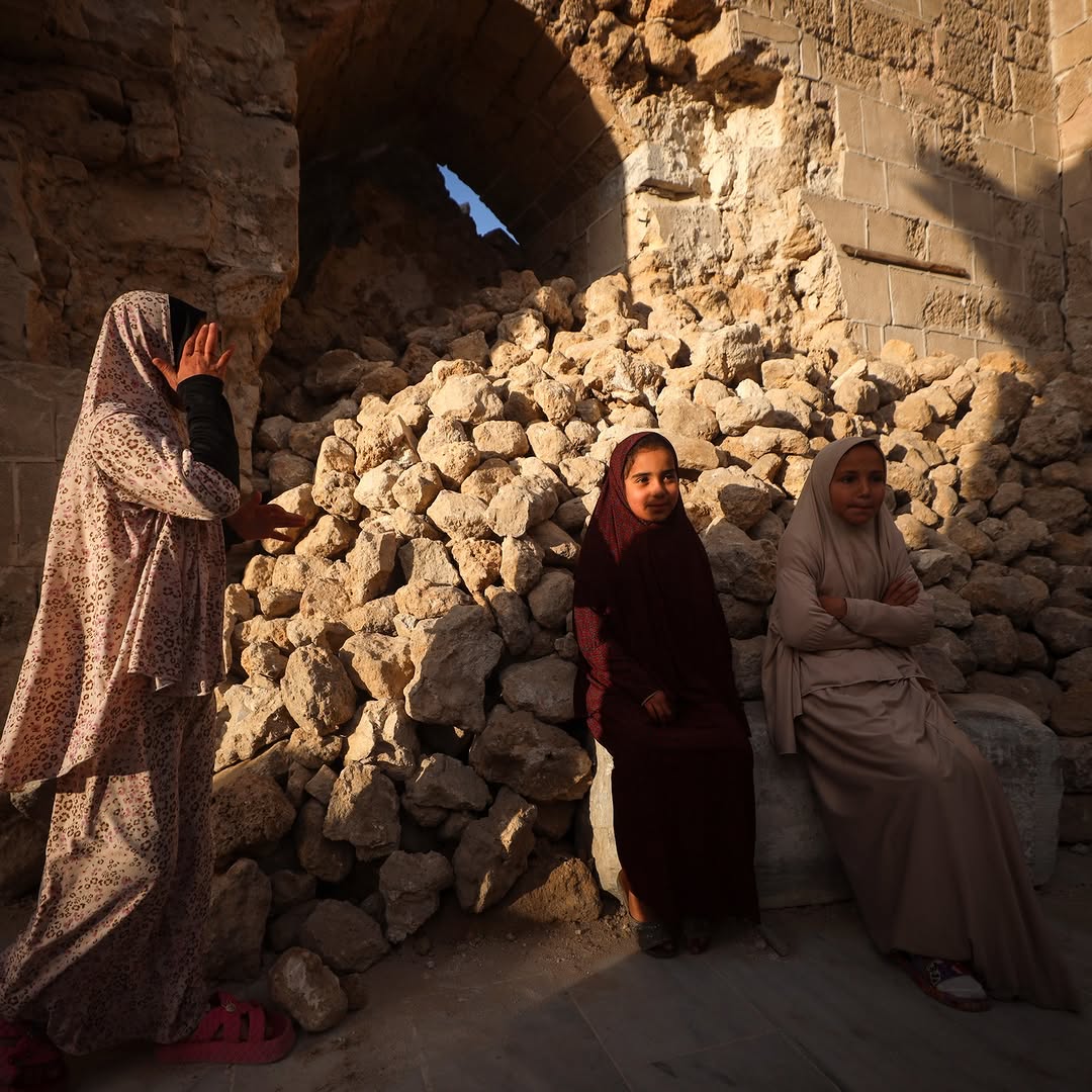 thaqafatalhind's tweet image. Photos by Majdi Fathi of today&apos;s Eid prayer in the remnants of the Gaza&apos;s Omari Mosque.