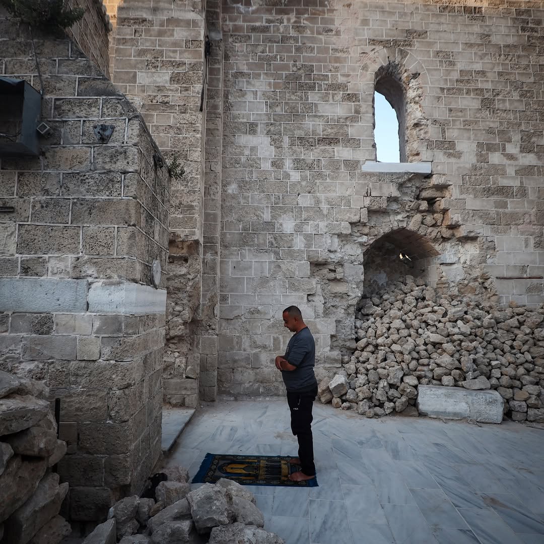 thaqafatalhind's tweet image. Photos by Majdi Fathi of today&apos;s Eid prayer in the remnants of the Gaza&apos;s Omari Mosque.