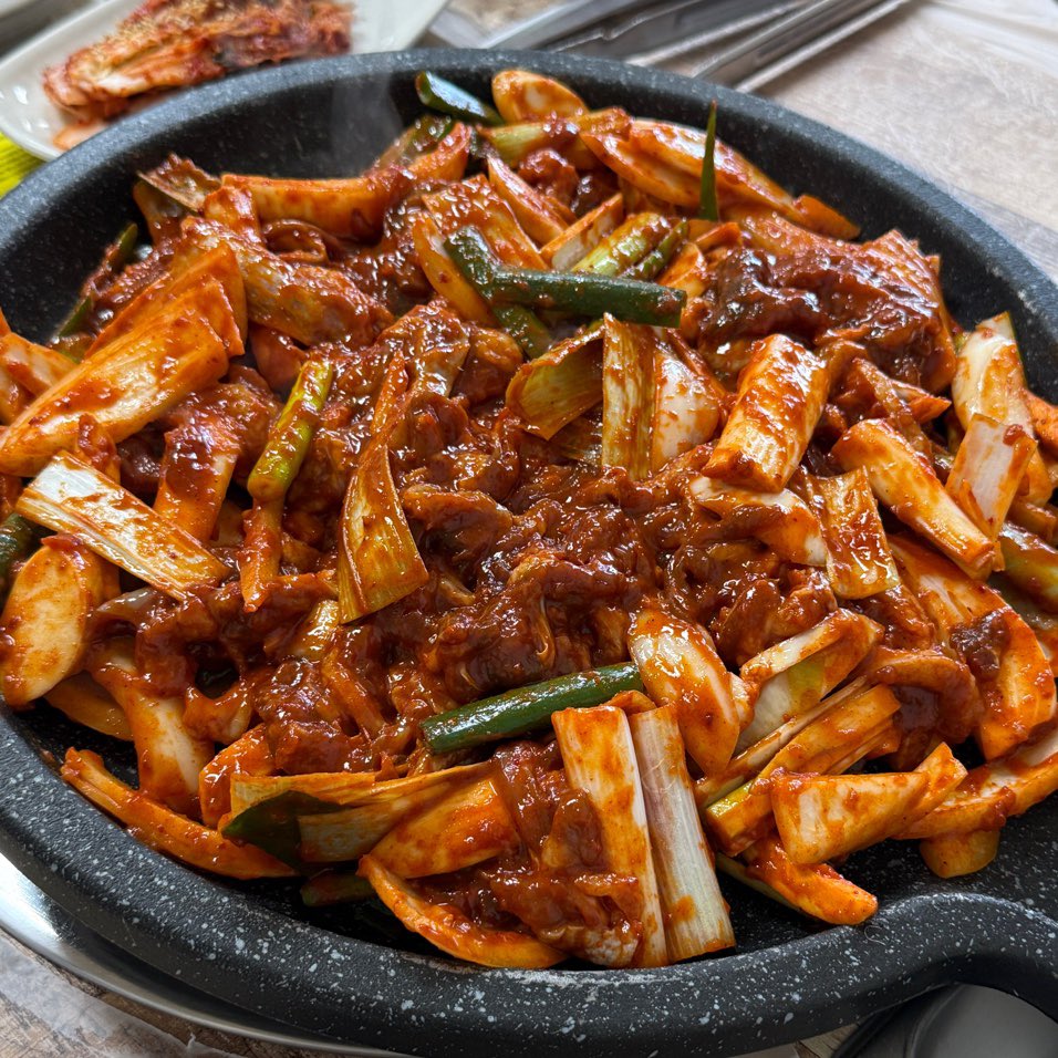 mongttang3's tweet image. 친한 친구네 가게인데 요즘 경기가 너무 어려워서 많이 힘들어해요🥲
요즘 물가에 만원짜리 한장들고 밥먹기 힘든데 매일 직접 만드시는 반찬에 가성비 좋고 든든한 정식 먹을수 있어요!

근처 사시는분들 진짜 꼭 가보세요 제발 
진짜 맛있는 밥 먹으실수 있습니다!! 
진정한 창원맛집😍