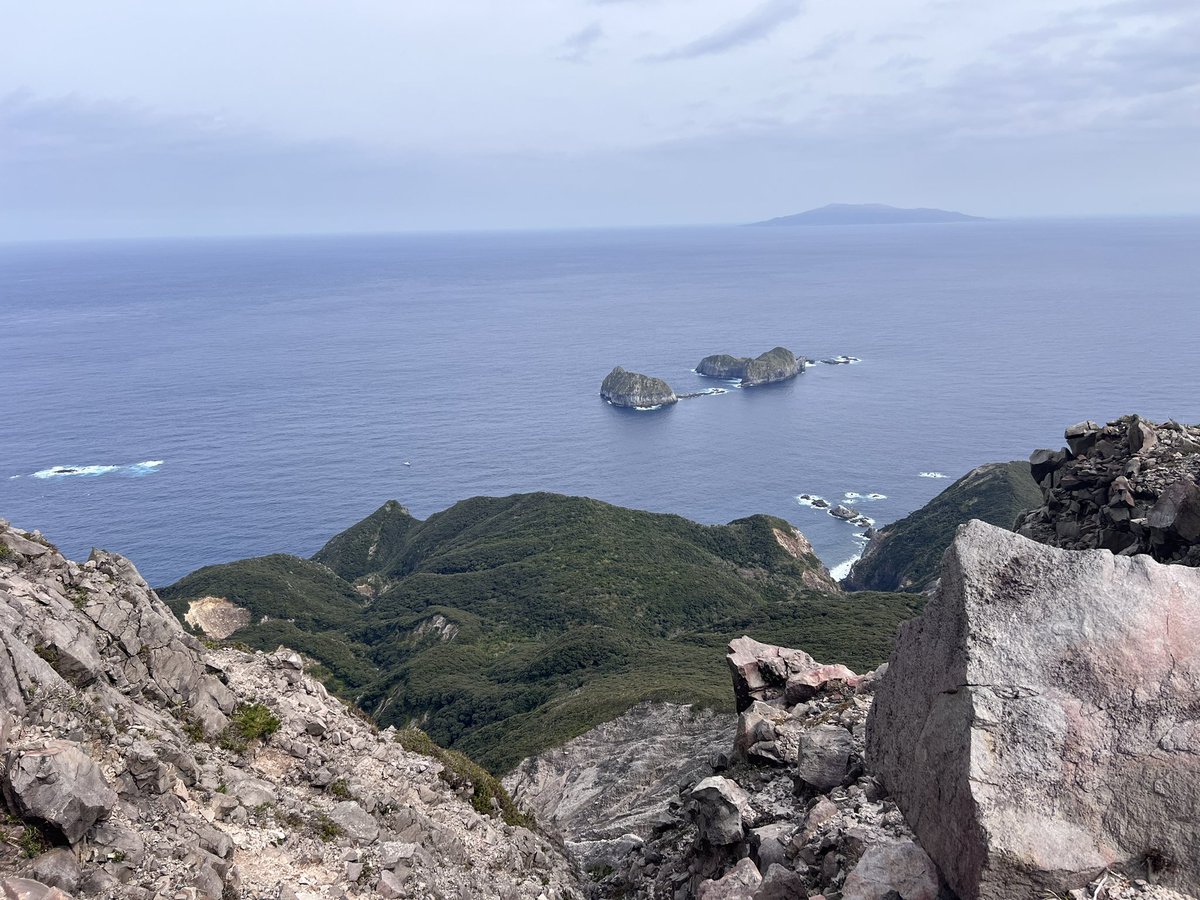 tomoe_w_p's tweet photo. 3週間ほど神津島でお仕事してきました🔨
風が強い日も多かったけど、天気の良い日は夕日も綺麗でした☀️
offの日は天上山に登りました🏔️

#神津島
#伊豆諸島
#出張 https://t.co/qM6jrmMFJM