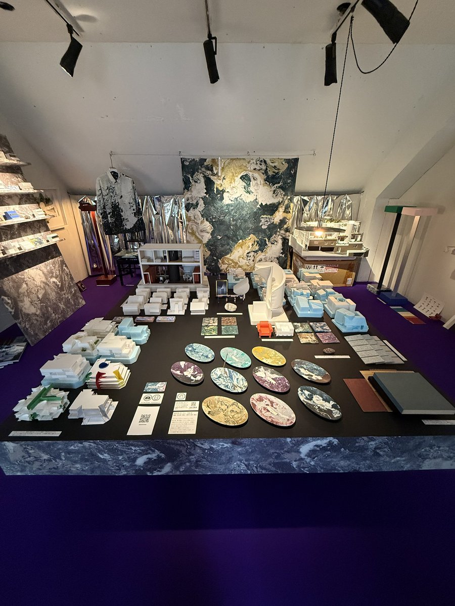 remgoto's tweet photo. ULTRA STUDIOによる、展覧会「MOCK-UP LUXURY —ULTRA STUDIOの驚異の部屋—」を拝見。
@yuji_mukaiyama @yu4s @alyssa_ueno 

表参道を少し入った所にある、ファッションブランド「N.HOOLYWOOD」の店舗の3階のスペースが会場。少し特殊な環境も含めて面白い展示だった。

どこまでが既存で、どこまでをこの展示の為に新設したのか聞きそびれてしまったのだけれど、屋根裏部屋の様な小さなスペースの中に前室の様な空間があり、そこから展示物をちらっと覗き見てから、主空間に入る様な動線も建築的。

展示空間を圧縮しているからこそ、展示の密度感も上がっているし、床の色やフェイク大理石の「スカリオーラ」の柄も相まって、空間と展示物が渾然一体となって、まさに「驚異の部屋」の趣が生まれていてとても良かった。

その様な模型群や設えが生み出す空気感も興味深かったのは勿論のこと、それぞれの展示物や壁面に掛けられた模型とレリーフの中間の様なオブジェも興味深く拝見した。

スタディ模型群は、2000年前後に建築を学んだ自分としても共感を覚えるようなスタイロ模型が多々あった。実作の住宅（残像の家）を拝見していたのだけど、彼らの建築作品にあるルーツや参照元、趣向にまで触れることができた感覚があり、それも収穫だった。

以前にも書いてきたけれど、現代建築をつくるということは、これまでの建築の歴史の上に、何を積み上げているかということを表明することでもあると思っていて、それをみる人に理解させ実感させるには、何かしらの形で過去との繋がりを示したり、位置付けたりする姿勢が必要だと思ったりする。

例えば、ペーターメルクリで言えば、古典的な比例システムを組み合わせ改良した自身の比例システムの公表であったり、過去の建築への言及がそれを担っているように思う。

明示されてはいないけれど、この展示はULTRA STUDIOにとってのそれを暗示するようなものだったのではないかと思った。

また、パルコで行われていた、N.HOOLYWOODの尾花大輔さんの展示「苦痛の記録」も見ていたのだけど、その中にあった膨大な古着の記録写真で埋め尽くされた部屋との共通点があるようにも思えて、興味深かった。同じ創作者として共感する何かがあったのだろうとも思った。

会期は残念ながら本日まで（2025/3/30）。

皆さん、お疲れ様でした！