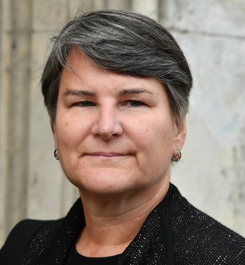 Evo predloga za neke buduće izbore i nosioce jedinstvene liste opozicije i studenata:

1.Vladan Djokić - predsednik
2.Ivanka Popović - premijer