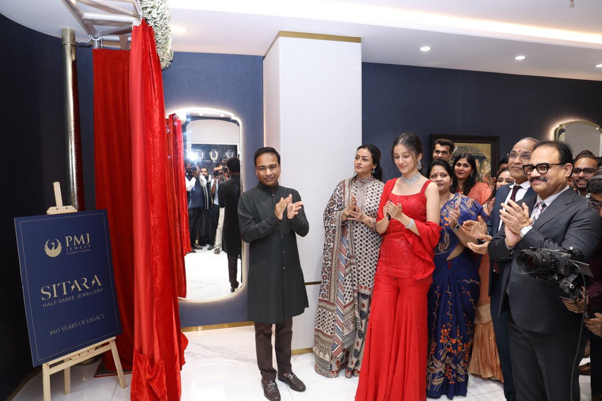 UpendraDhfm_'s tweet photo. #PMJJewels 40th branch in Punjagutta inaugurated by our Little Princess #SitaraGhattamaneni โค๏ธโค๏ธ
#PMJ40thStore #SitaraForPMJ #60YearsofLegacy #PMJPunjagutta https://t.co/89G9UFzwrH