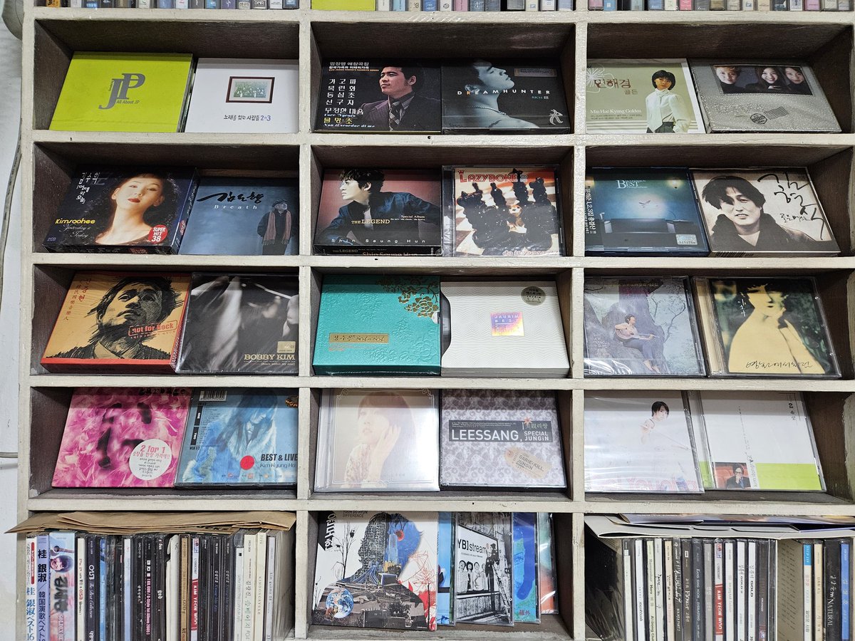 springfall_'s tweet image. 이 플로우에 저희 어머니가 운영하시는 가게도 올려봅니다. 서울 다른지역에서 30년 넘게 운영하시다가 5년전에 서대문구로 오셨는데 아무래도 cd, lp판은 찾는사람도 적어서 거의 손님이 없다시피해서요. 그래서 옛날 cd, lp판밖에 없지만 혹시나 cd 찾으시는 분 계시면 타래로 둘러봐주세요ㅜㅜ