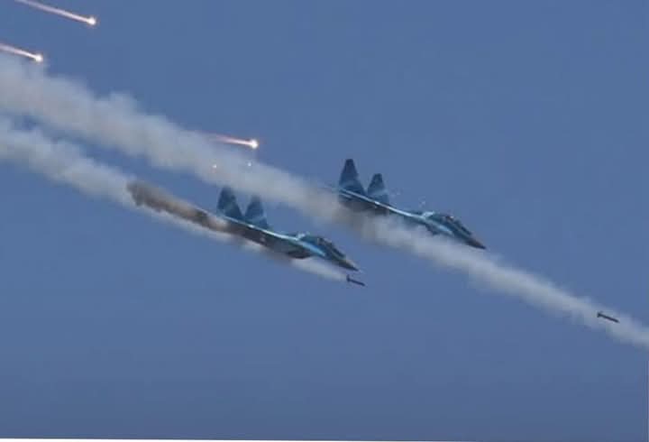LwinThiri5's tweet photo. Amid the earthquake disaster, Myanmar’s military junta continues conducting airstrikes and artillery shelling. From March 28-30, they launched 11 attacks, killing 10 innocent civilians.
#WhatsHappeningInMyanmar
#Sagaing #HelpMyanmarRecover
#MyanmarEarthquake https://t.co/OgqoCgqew7