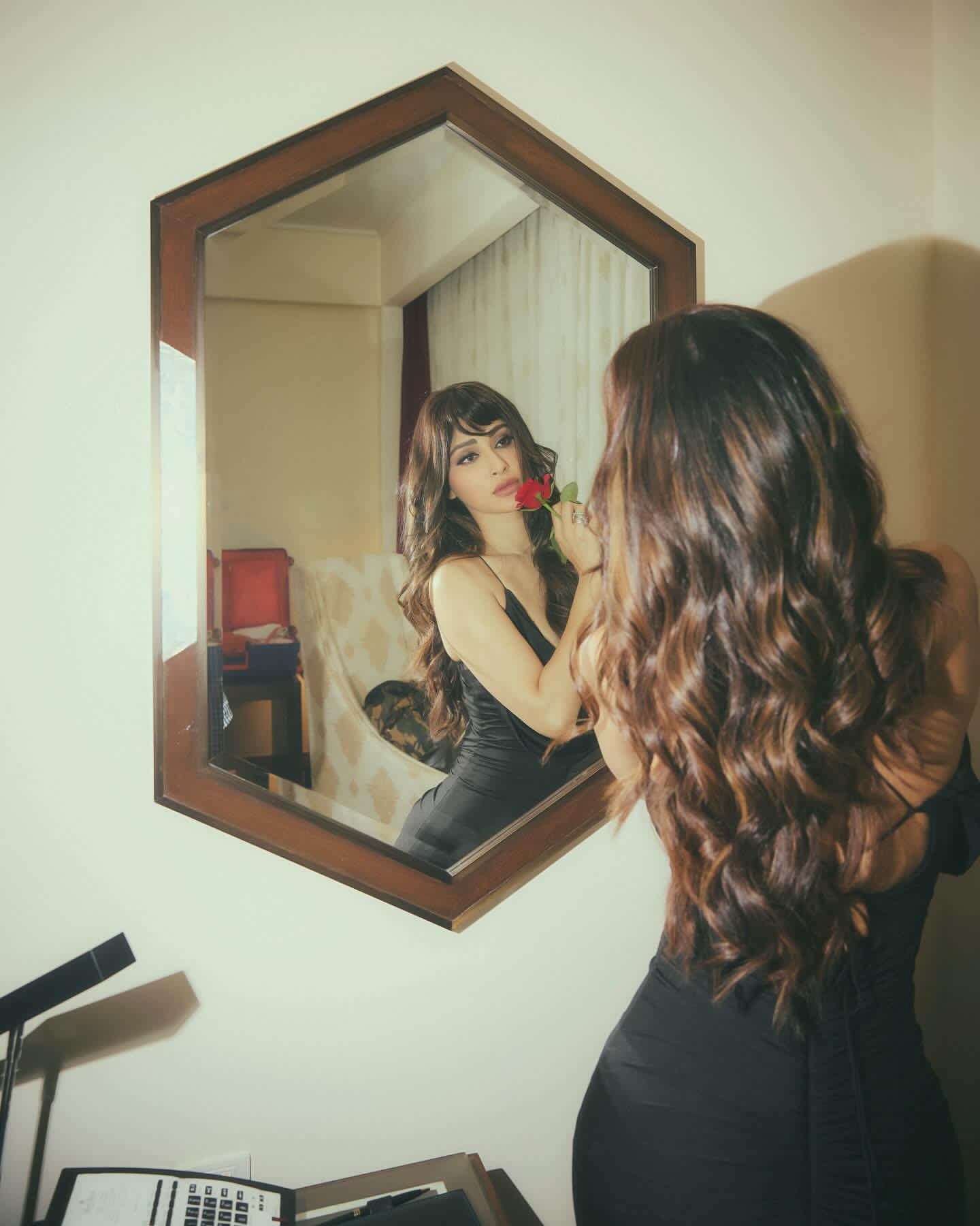 GnShm_6b0AAdjv1?format=jpg&name=large