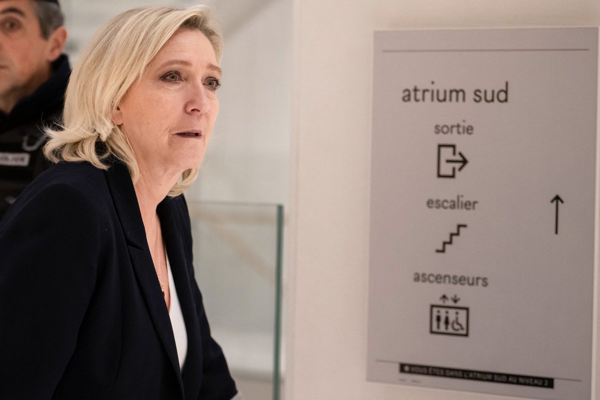 « Je ne suis pas fébrile » 

À la veille de son jugement, <a href="/MLP_officiel/">Marine Le Pen</a> la joue zen. 

Contactée par La <a href="/TribuneDimanche/">La Tribune Dimanche</a>, Marine Le Pen en a dit un peu plus sur son état d'esprit. « J'attends la décision, que voulez-vous, temporise-t-elle. Je lis ici et là que nous serions